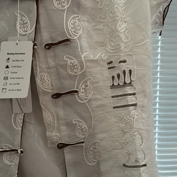 Brown and White Asian-Inspired Blouse - Picture 4 of 4